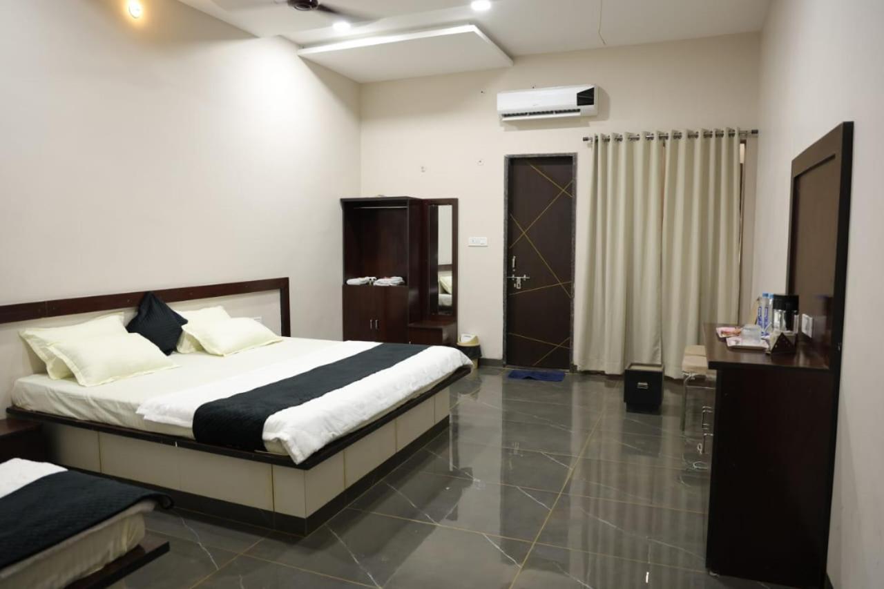 Navkar Palace Hotel & Resort, Sanawad Esterno foto